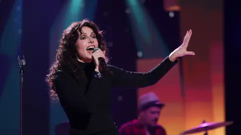 Dos en uno: Cristina Castaño hace justicia a 'La puerta de Alcalá' imitando a Víctor Manuel y a Ana Belén Dos en uno: Cristina Castaño hace justicia a 'La puerta de Alcalá' imitando a Víctor Manuel y a Ana Belén