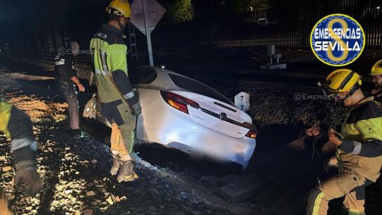Imagen del coche accidentado ocupando la v&iacute;a.