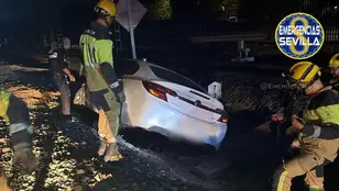 Imagen del coche accidentado ocupando la vía.