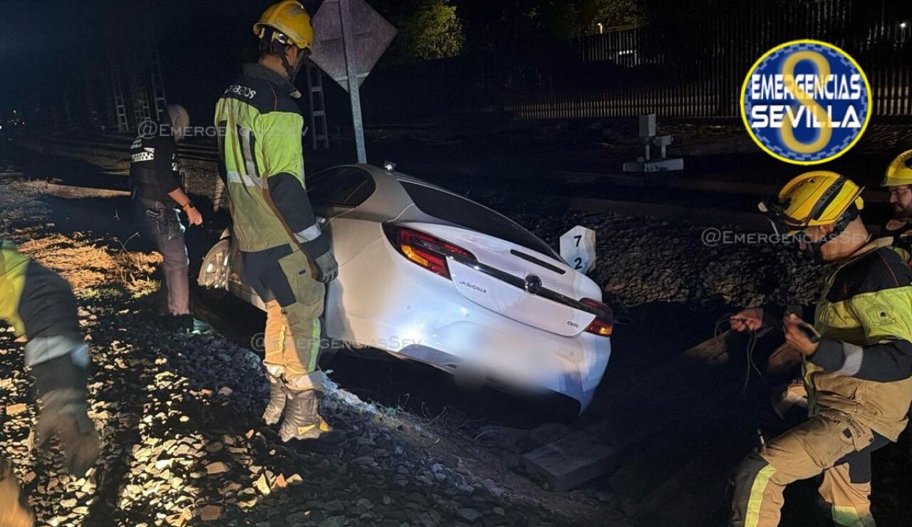 Imagen del coche accidentado ocupando la v&iacute;a.