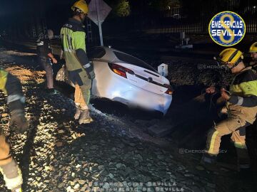 Imagen del coche accidentado ocupando la v&iacute;a.