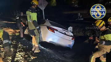 Imagen del coche accidentado ocupando la vía. Imagen del coche accidentado ocupando la vía.