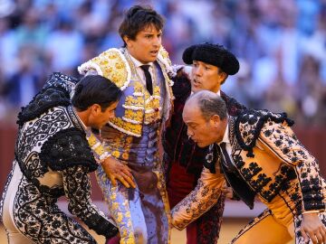 Cogida en Sevilla a Roca Rey