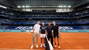 Courtois, Nadal, Bellingham y Sinner, en pista de tenis en el Bernab&eacute;u