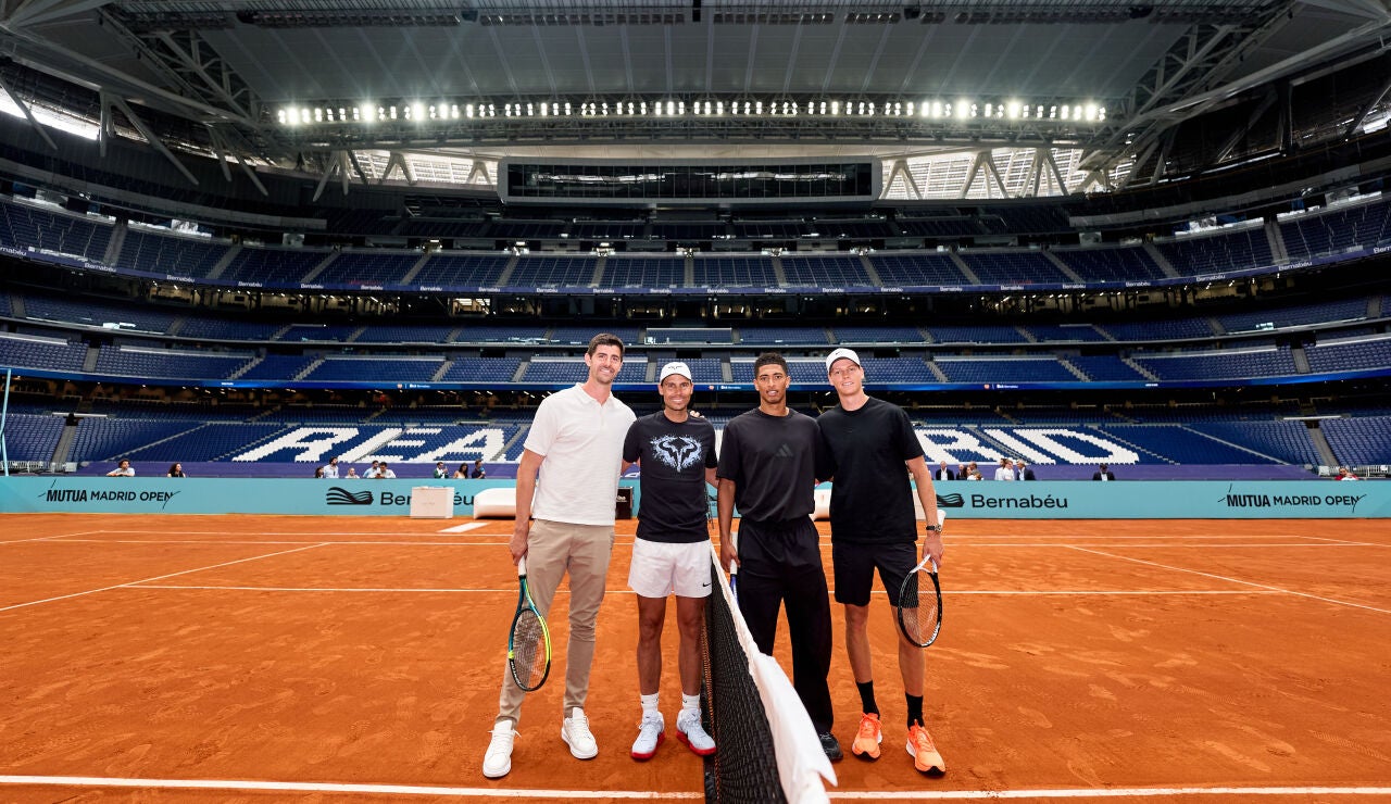 Courtois, Nadal, Bellingham y Sinner, en pista de tenis en el Bernab&eacute;u