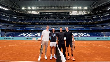 Courtois, Nadal, Bellingham y Sinner, en pista de tenis en el Bernab&eacute;u