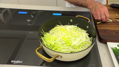 Mezcla bien y deja pochar a fuego moderado