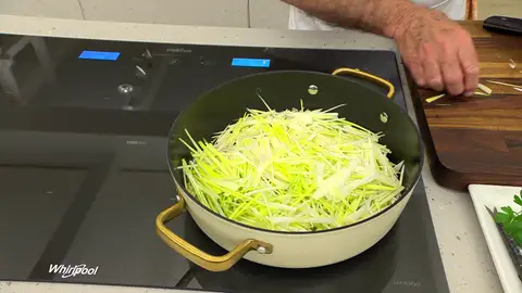 Mezcla bien y deja pochar a fuego moderado Mezcla bien y deja pochar a fuego moderado