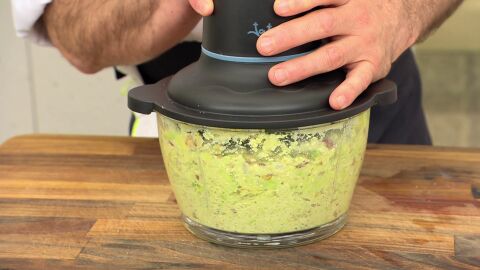 Tritura, pasa el pesto a un bol y resérvalo en el frigorífico