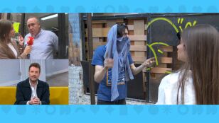 Imagen de uno de los okupas y los vecinos de Alcorc&oacute;n