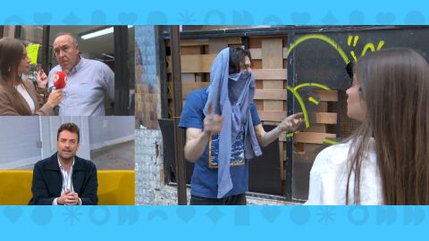 Imagen de uno de los okupas y los vecinos de Alcorc&oacute;n