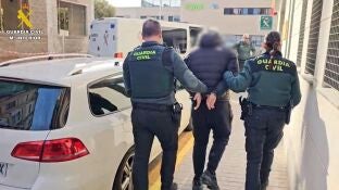 Detienen a dos j&oacute;venes por empujar de sus patinetes a personas migrantes y grabar sus ca&iacute;das en Valencia