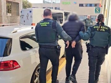 Detienen a dos j&oacute;venes por empujar de sus patinetes a personas migrantes y grabar sus ca&iacute;das en Valencia
