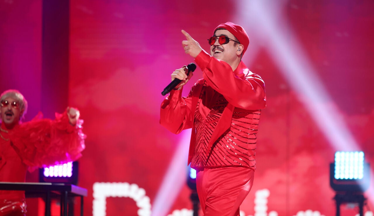 &iexcl;El fan n&uacute;mero 1 de 'Raffaella'! An&iacute;bal G&oacute;mez vibra transformado en Varry Brava