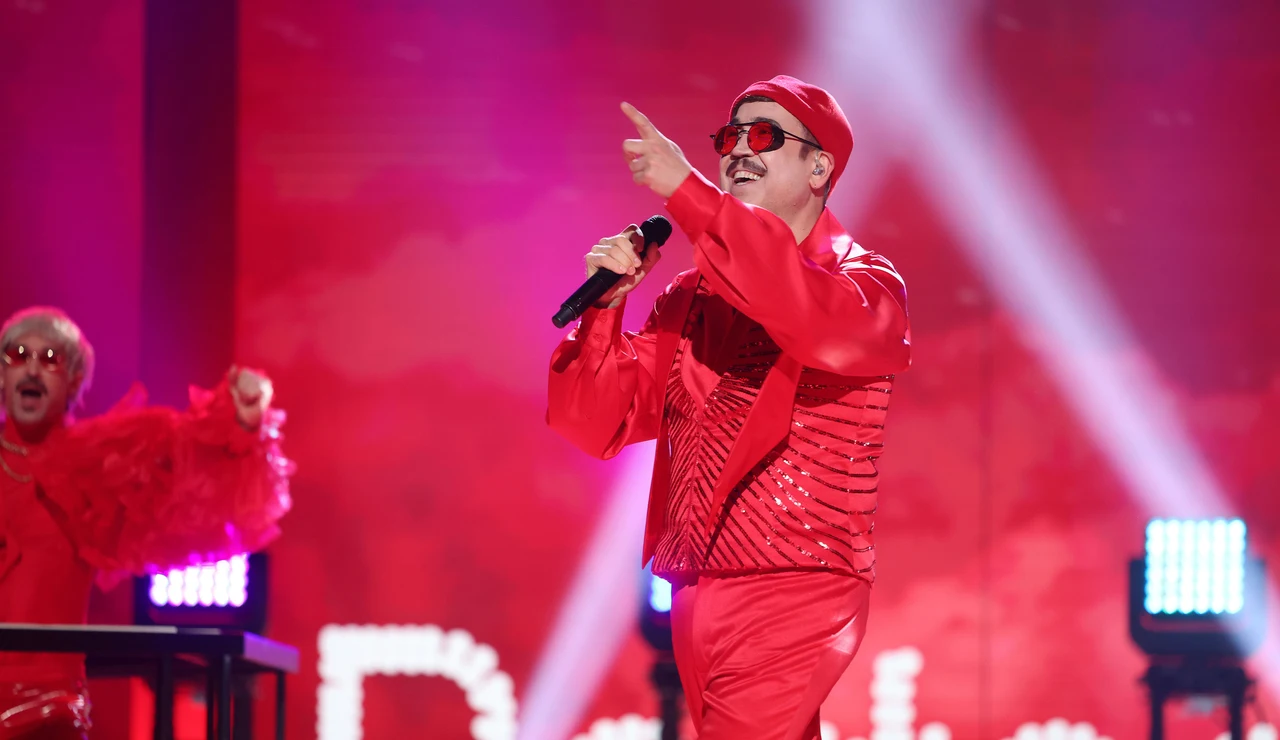 ¡El fan número 1 de 'Raffaella'! Aníbal Gómez vibra transformado en Varry Brava