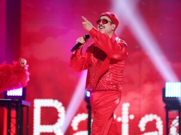 &iexcl;El fan n&uacute;mero 1 de 'Raffaella'! An&iacute;bal G&oacute;mez vibra transformado en Varry Brava