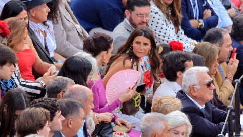 Tana Rivera viendo la corrida de toros de Roca Rey