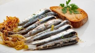 Anchoas en cazuela con fritada de puerro, de Argui&ntilde;ano: "Una forma muy curiosa de prepararlas"