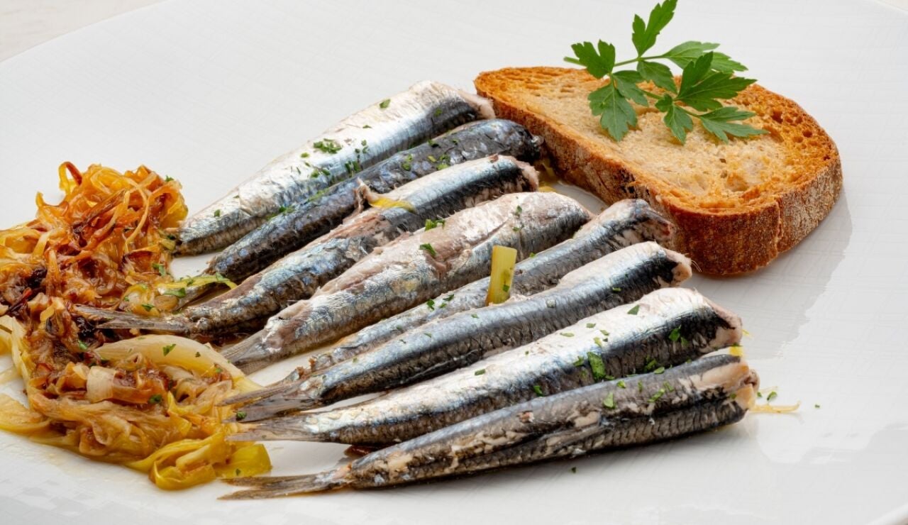 Anchoas en cazuela con fritada de puerro, de Argui&ntilde;ano: "Una forma muy curiosa de prepararlas"