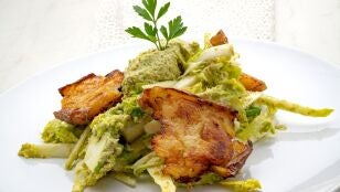 Ensalada verde con pesto de pistacho y tofu