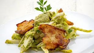 Ensalada verde con pesto de pistacho y tofu