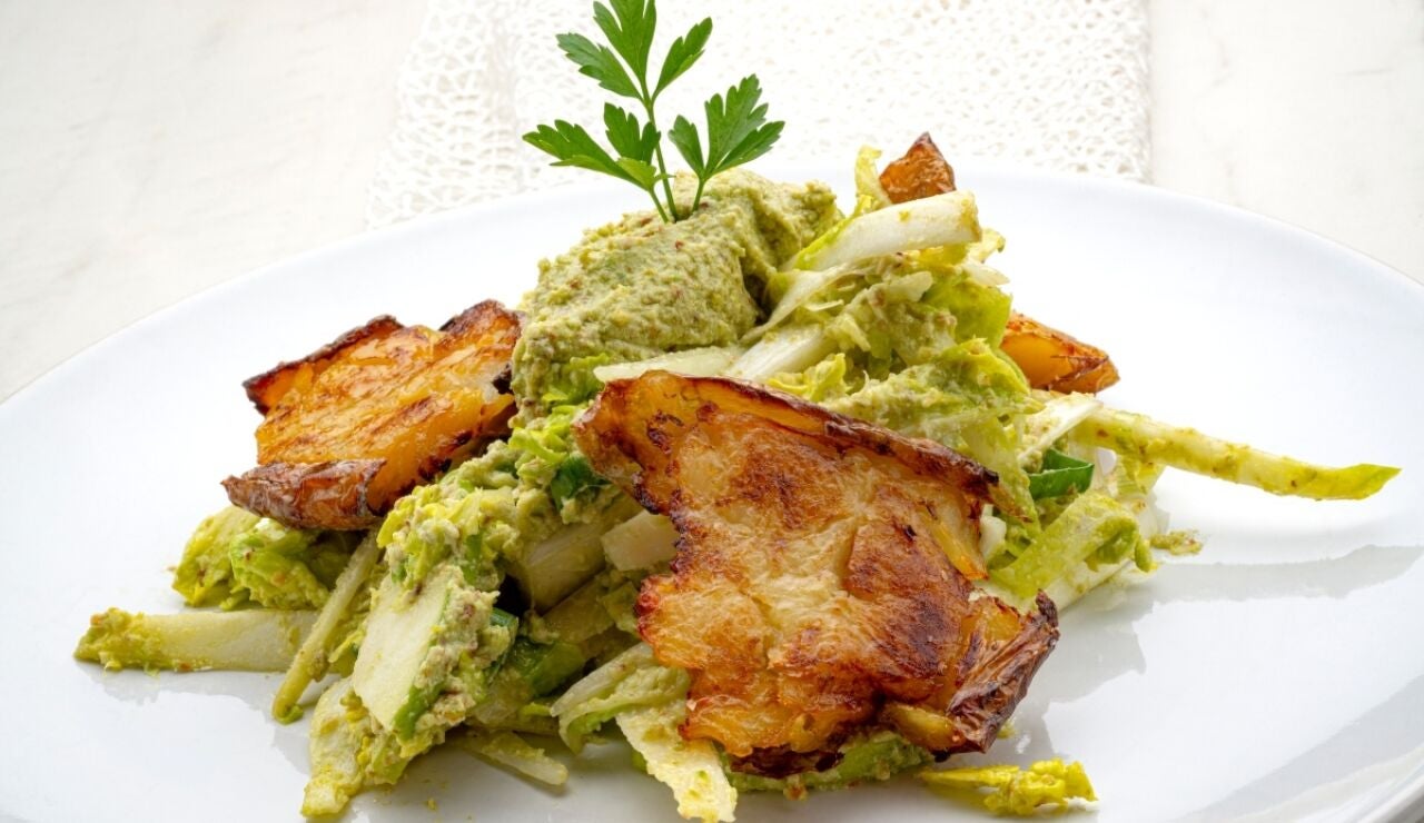 Ensalada verde con pesto de pistacho y tofu