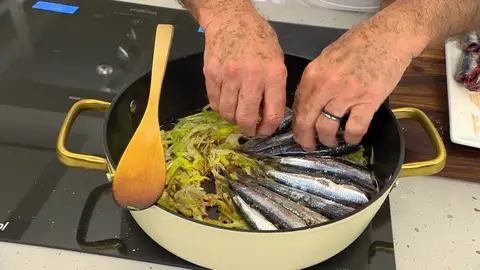 Sazona y colócalas en la cazuela de la fritada Sazona y colócalas en la cazuela de la fritada