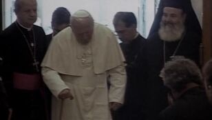 Juan Pablo II con el arzobispo de Atenas