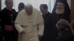 Juan Pablo II con el arzobispo de Atenas
