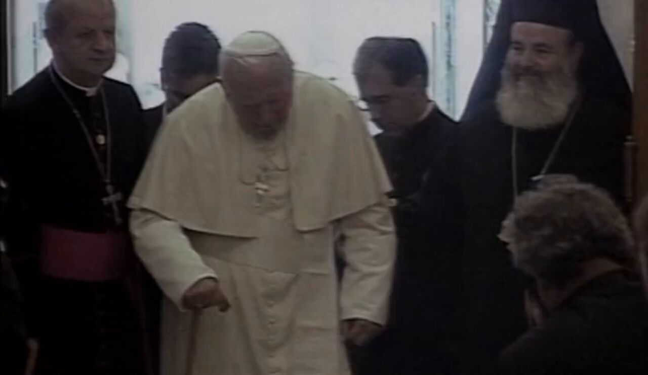 Juan Pablo II con el arzobispo de Atenas