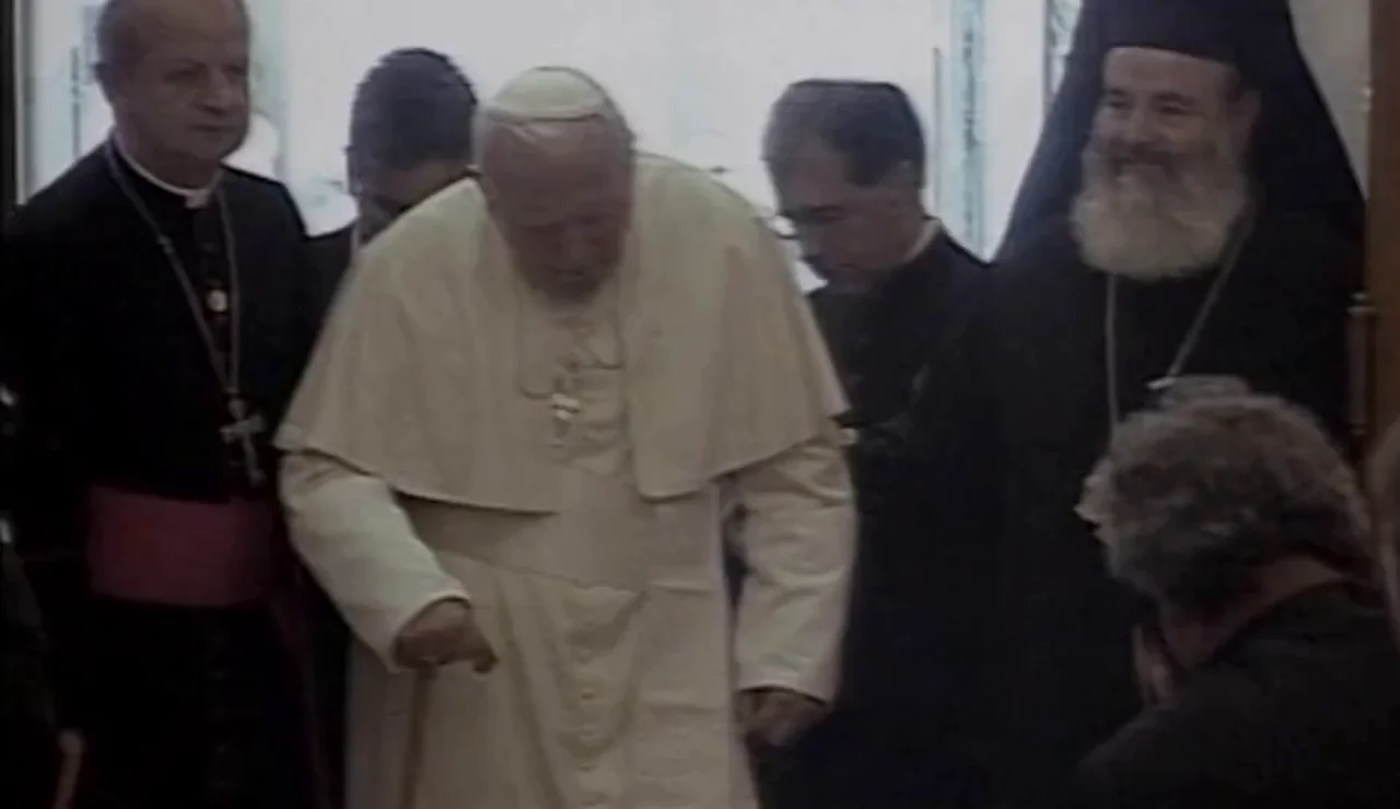 Juan Pablo II con el arzobispo de Atenas