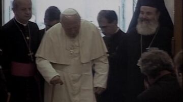 Juan Pablo II con el arzobispo de Atenas
