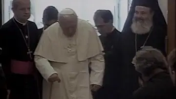 Juan Pablo II con el arzobispo de Atenas Juan Pablo II con el arzobispo de Atenas