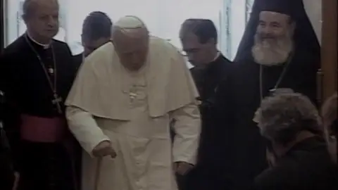 Juan Pablo II con el arzobispo de Atenas Efemérides de hoy 4 de mayo de 2026: Juan Pablo II con el arzobispo de Atenas