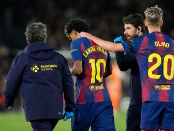 Lamine Yamal, en el momento de marcharse lesionado ante el Celta