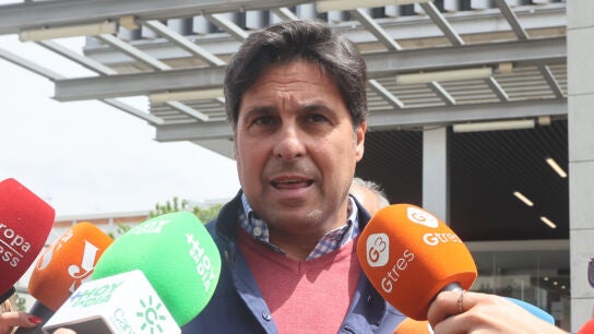 Fran Rivera atiende a los medios tras visitar a Roca Rey al hospital