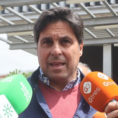 Fran Rivera atiende a los medios tras visitar a Roca Rey al hospital