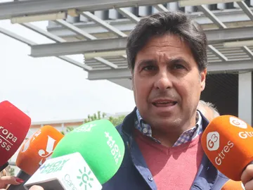 Fran Rivera atiende a los medios tras visitar a Roca Rey al hospital Fran Rivera atiende a los medios tras visitar a Roca Rey al hospital