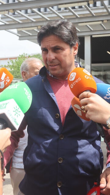 Fran Rivera atiende a los medios tras visitar a Roca Rey al hospital