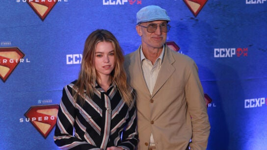 Milly Alcock y Craig Gillespie en la CCXP de M&eacute;xico