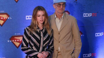 Milly Alcock y Craig Gillespie en la CCXP de M&eacute;xico