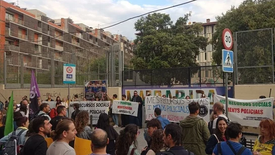 Trabajadores de institutos de L'Hospitalet (Barcelona) critican la presencia de Mossos en centros Trabajadores de institutos de L'Hospitalet (Barcelona) critican la presencia de Mossos en centros