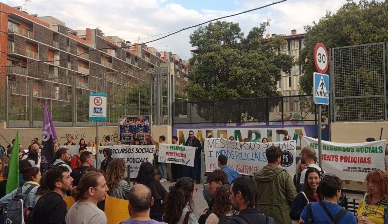 Trabajadores de institutos de L'Hospitalet (Barcelona) critican la presencia de Mossos en centros