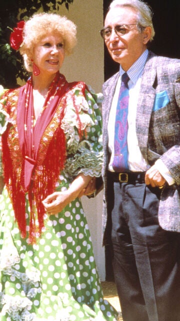 Cayetana Fitz-James Stuart y Jesús Aguirre, Duques de Alba, en la Feria de Abril de Sevilla