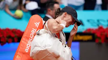 Swiatek se retira de la Caja Mágica entre lágrimas Swiatek se retira de la Caja Mágica entre lágrimas