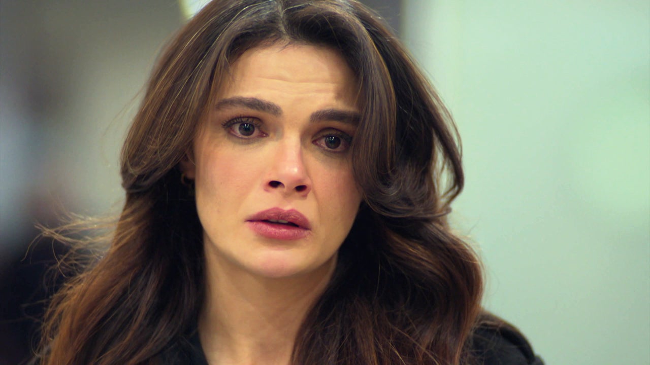 la deja elegir entre su libertad o su amor