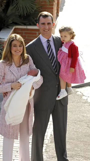 Felipe VI, Letizia y Leonor, con la infanta Sofía recién nacida Felipe VI, Letizia y Leonor, con la infanta Sofía recién nacida