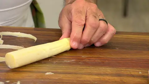 Pela los espárragos con un pelador Pela los espárragos con un pelador