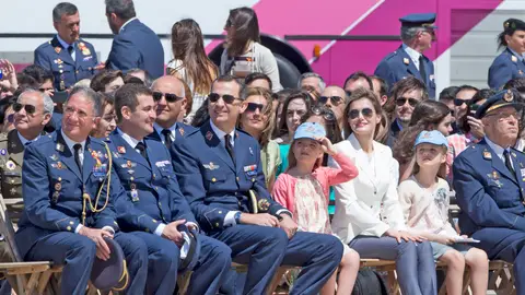 Felipe VI, Letizia, Leonor y Sofía en un acto militar Felipe VI, Letizia, Leonor y Sofía en un acto militar
