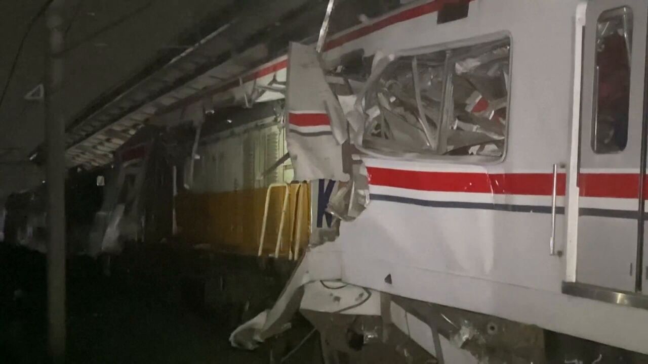 Al menos 14 muertos y decenas de heridos en un choque de trenes en Yakarta